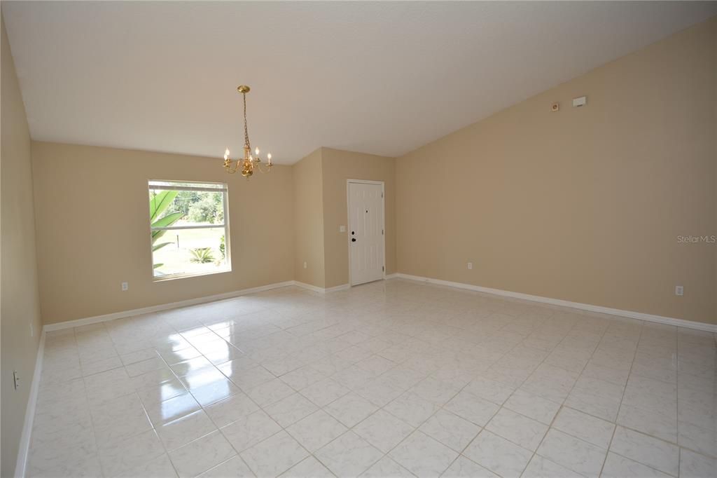 For Rent: $1,900 (3 beds, 2 baths, 1921 Square Feet)