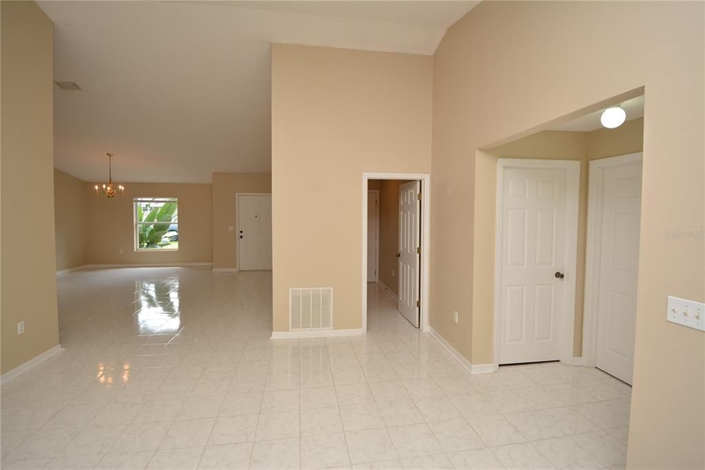 For Rent: $1,900 (3 beds, 2 baths, 1921 Square Feet)