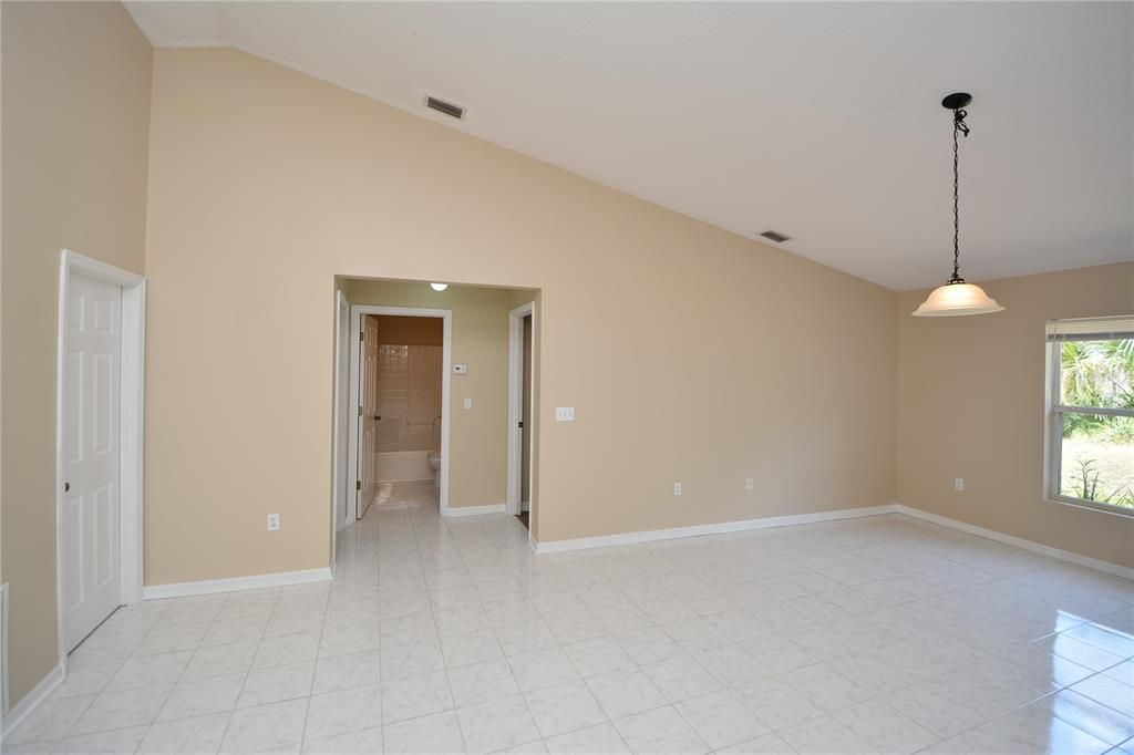 For Rent: $1,900 (3 beds, 2 baths, 1921 Square Feet)