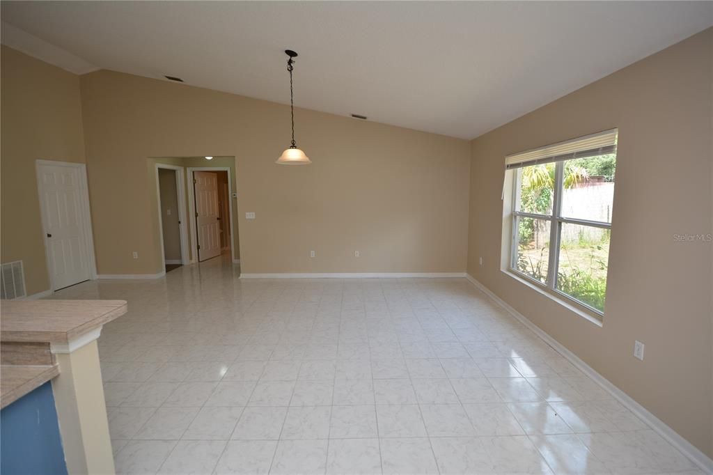 For Rent: $1,900 (3 beds, 2 baths, 1921 Square Feet)