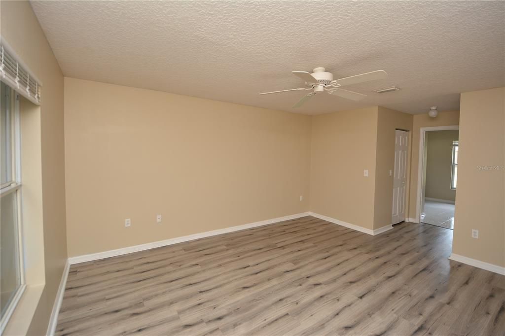 For Rent: $1,900 (3 beds, 2 baths, 1921 Square Feet)