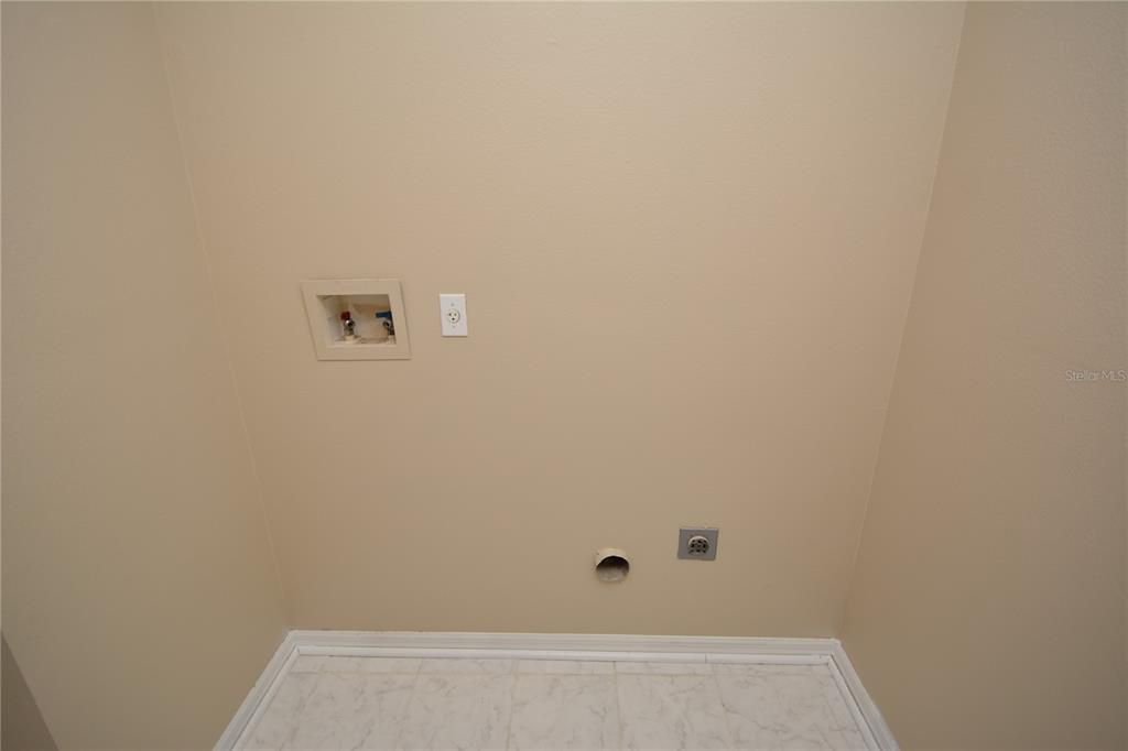 For Rent: $1,900 (3 beds, 2 baths, 1921 Square Feet)