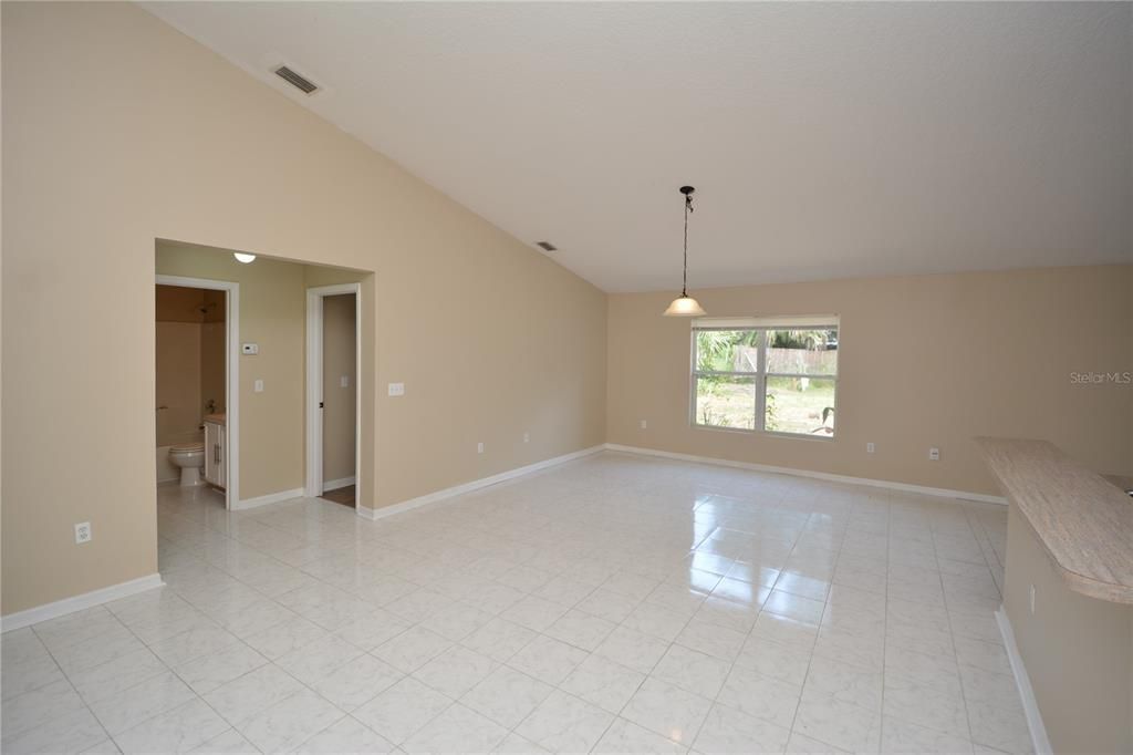 For Rent: $1,900 (3 beds, 2 baths, 1921 Square Feet)