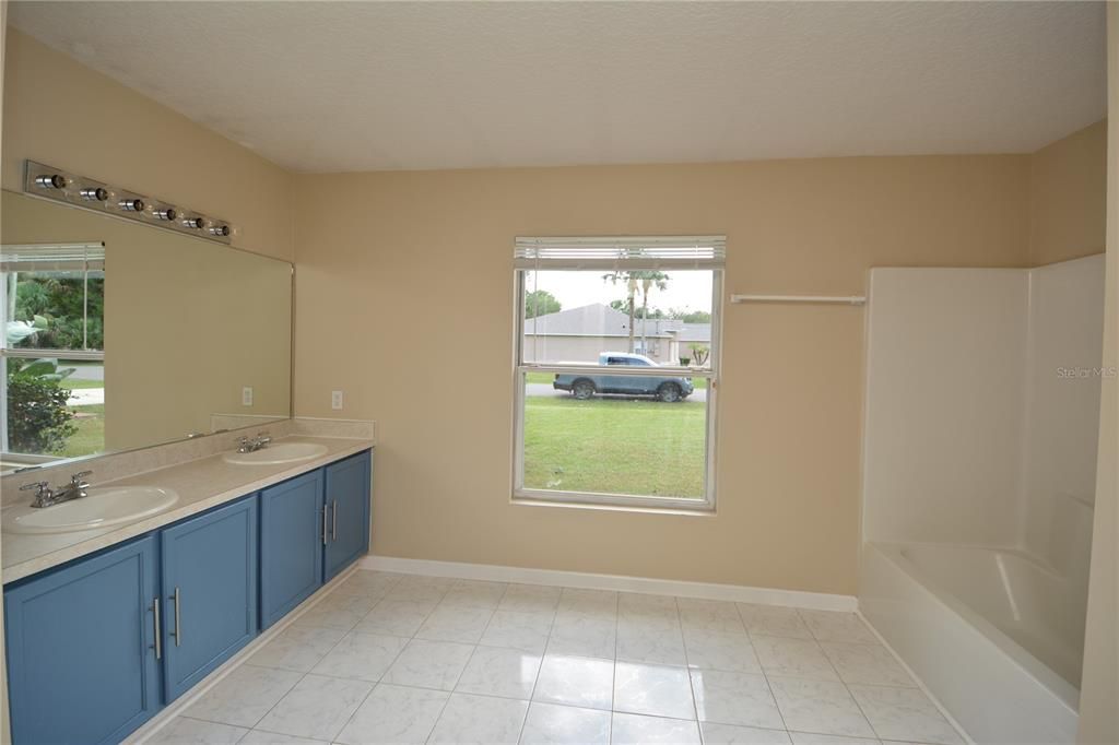 For Rent: $1,900 (3 beds, 2 baths, 1921 Square Feet)