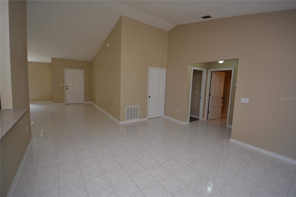 For Rent: $1,900 (3 beds, 2 baths, 1921 Square Feet)