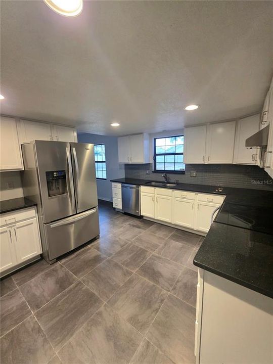 For Rent: $1,900 (3 beds, 2 baths, 1916 Square Feet)