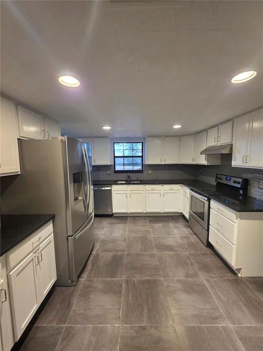 For Rent: $1,900 (3 beds, 2 baths, 1916 Square Feet)