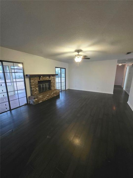 For Rent: $1,900 (3 beds, 2 baths, 1916 Square Feet)