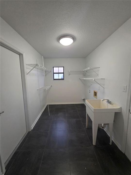 For Rent: $1,900 (3 beds, 2 baths, 1916 Square Feet)