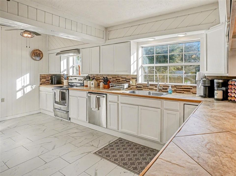 For Sale: $650,000 (5 beds, 3 baths, 2650 Square Feet)