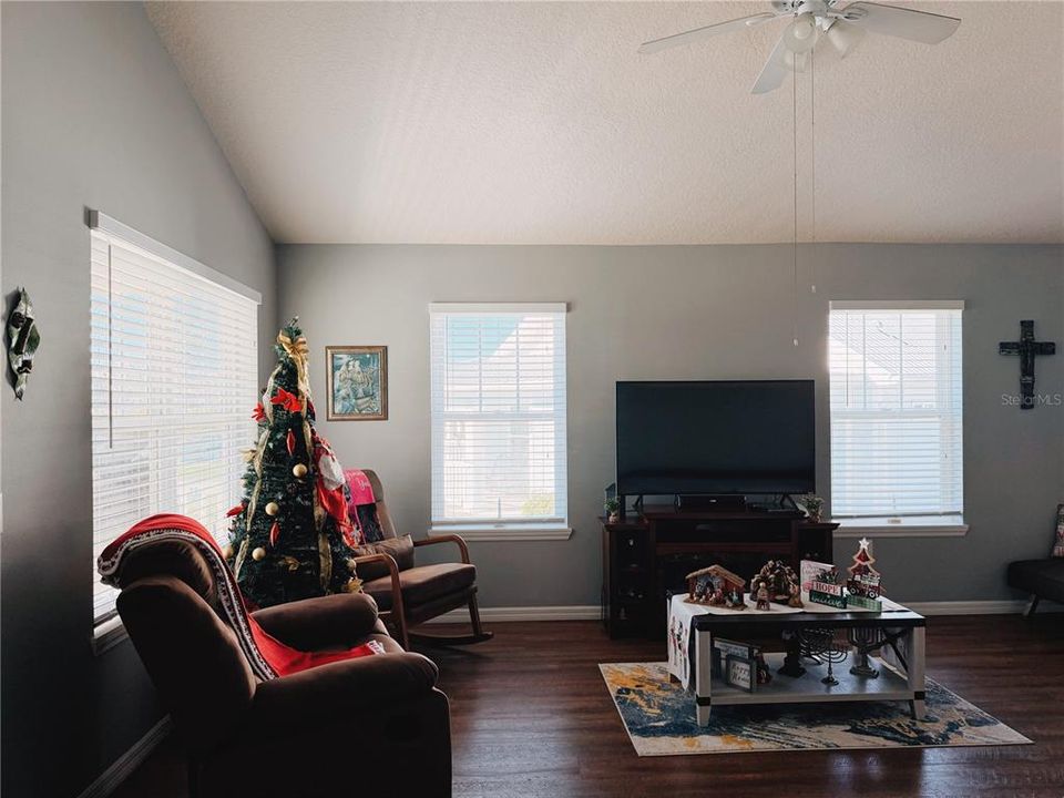 待售: $245,000 (2 贝兹, 2 浴室, 1184 平方英尺)