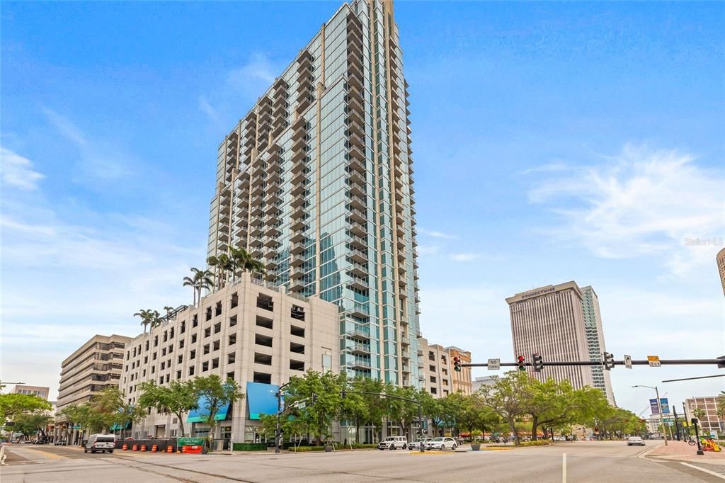 For Rent: $2,800 (1 beds, 1 baths, 838 Square Feet)