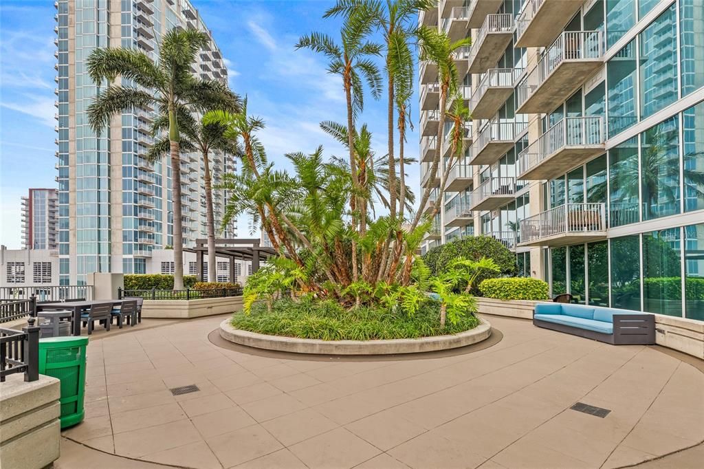 For Rent: $2,800 (1 beds, 1 baths, 838 Square Feet)