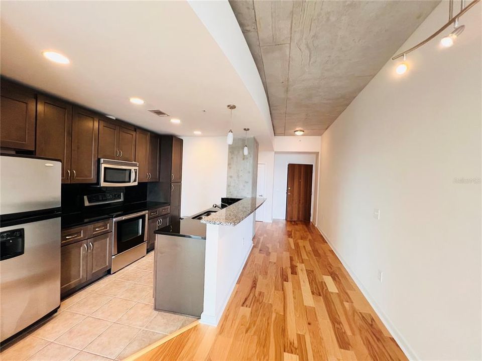 For Rent: $2,800 (1 beds, 1 baths, 838 Square Feet)