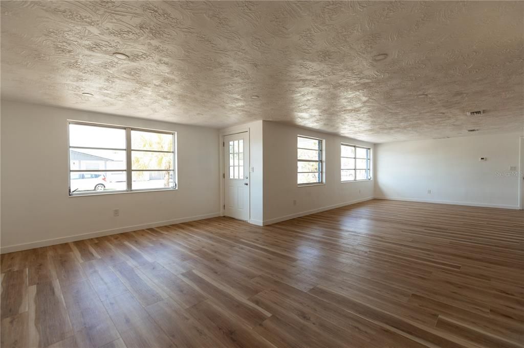 For Sale: $310,000 (3 beds, 2 baths, 1424 Square Feet)