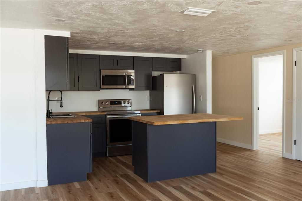 For Sale: $310,000 (3 beds, 2 baths, 1424 Square Feet)