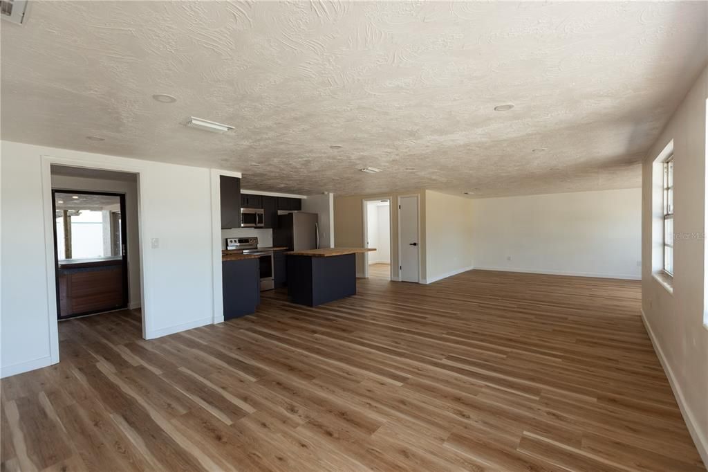 For Sale: $310,000 (3 beds, 2 baths, 1424 Square Feet)