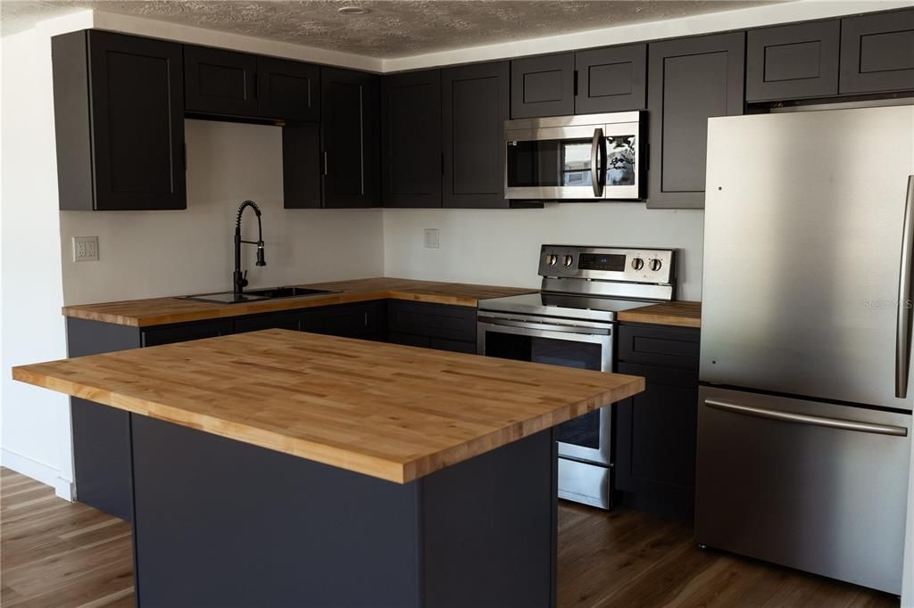 For Sale: $310,000 (3 beds, 2 baths, 1424 Square Feet)