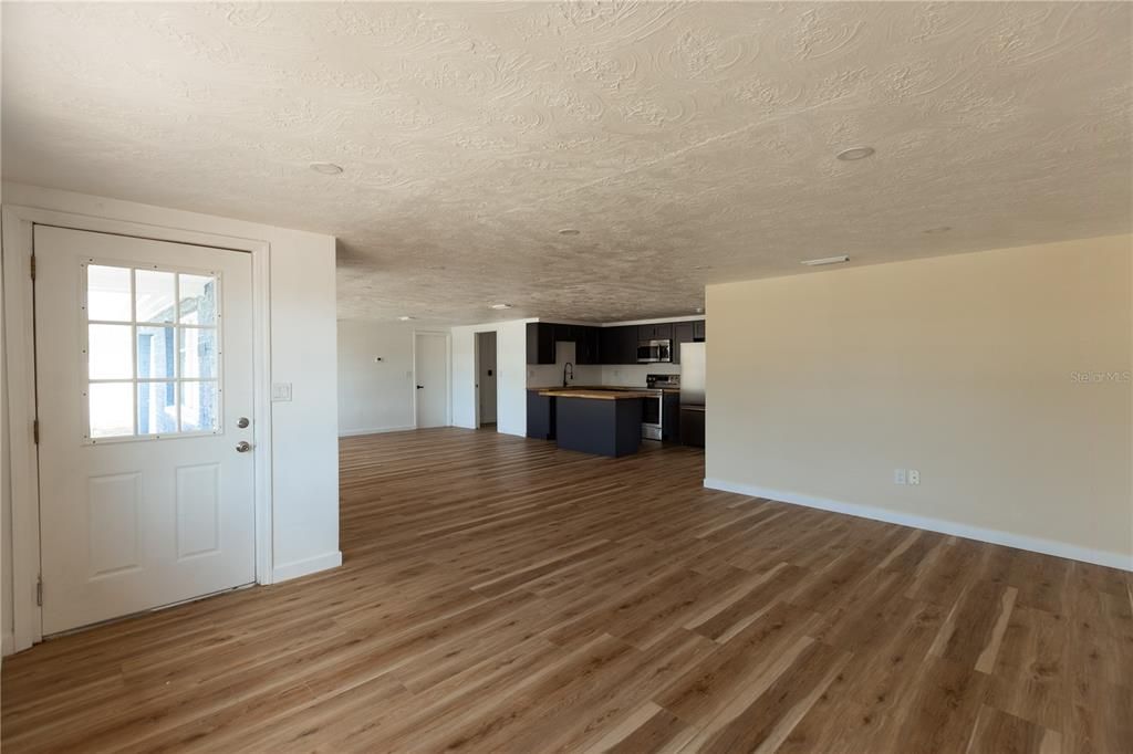 For Sale: $310,000 (3 beds, 2 baths, 1424 Square Feet)