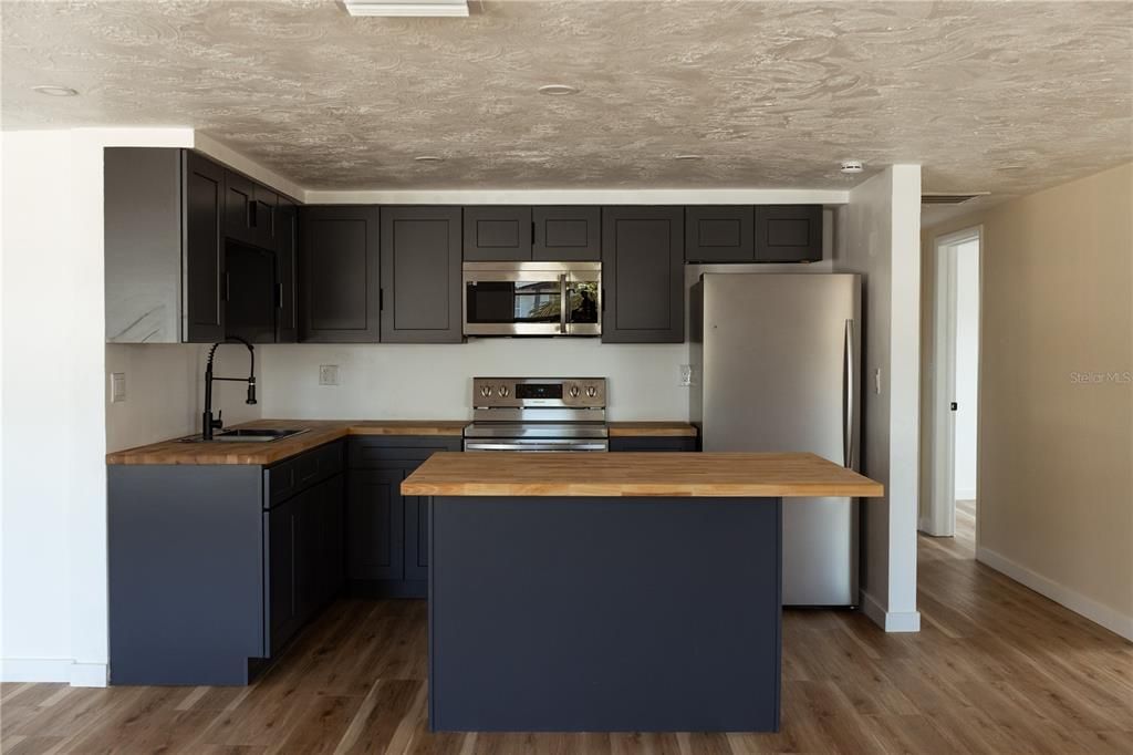 For Sale: $310,000 (3 beds, 2 baths, 1424 Square Feet)