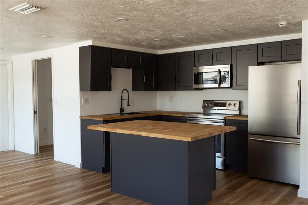 For Sale: $310,000 (3 beds, 2 baths, 1424 Square Feet)