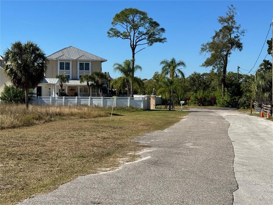 На продажу: $185,000 (0.23 acres)