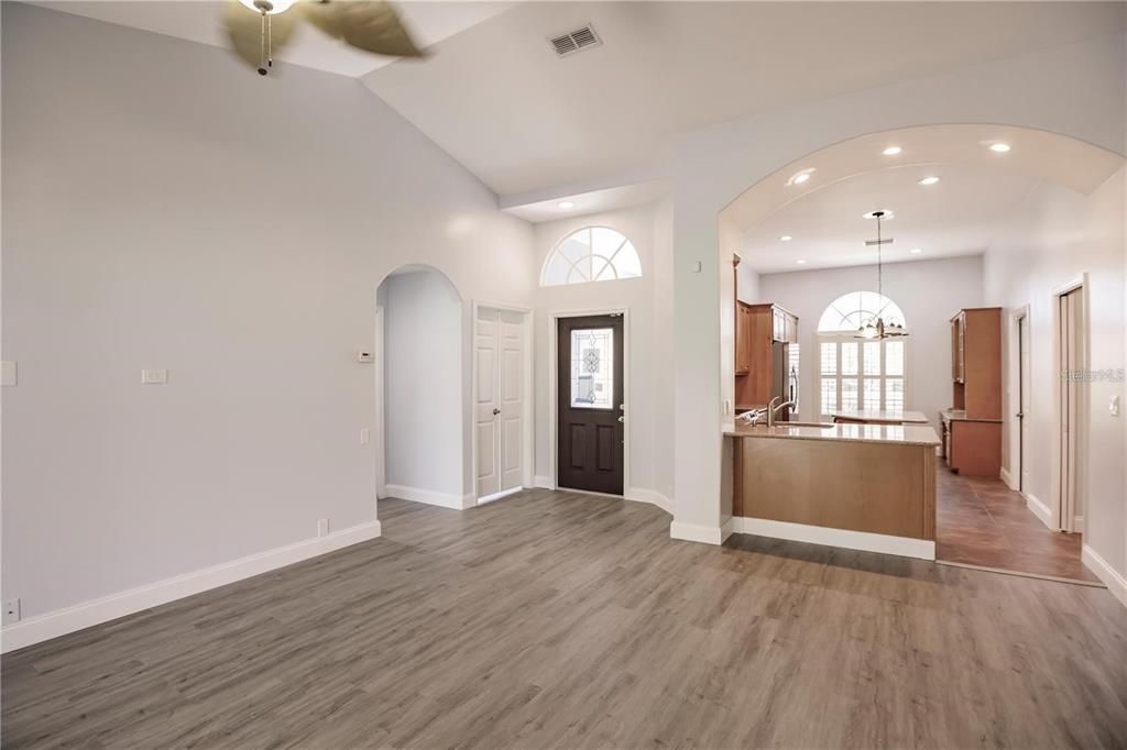 En Renta: $2,200 (4 camas, 3 baños, 1850 Pies cuadrados)