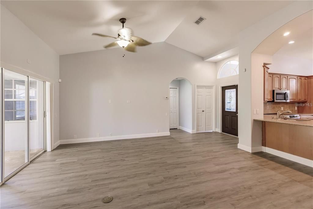 En Renta: $2,200 (4 camas, 3 baños, 1850 Pies cuadrados)