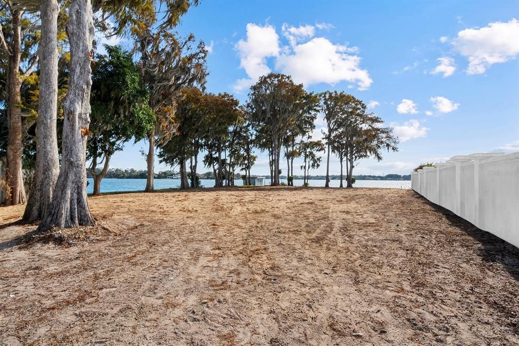 На продажу: $3,295,000 (0.56 acres)