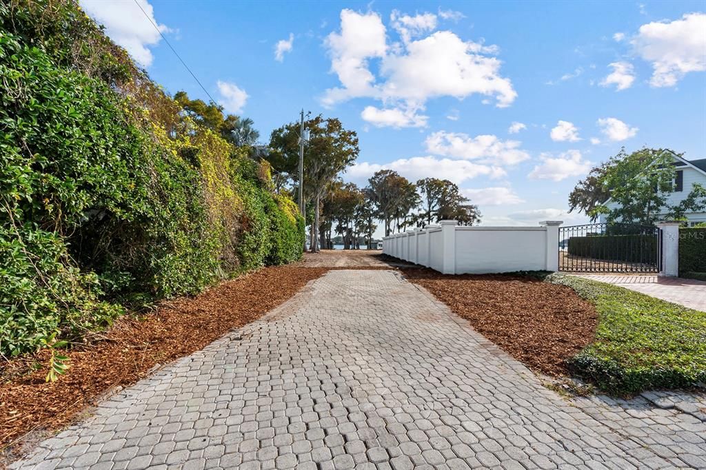 На продажу: $3,295,000 (0.56 acres)