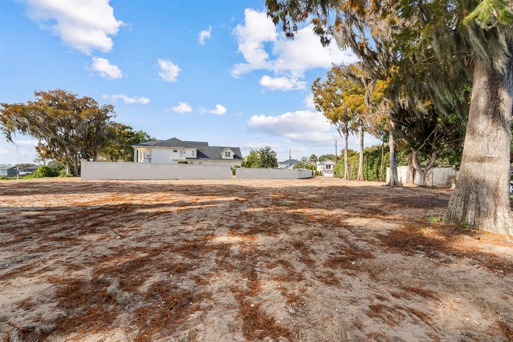 На продажу: $3,295,000 (0.56 acres)