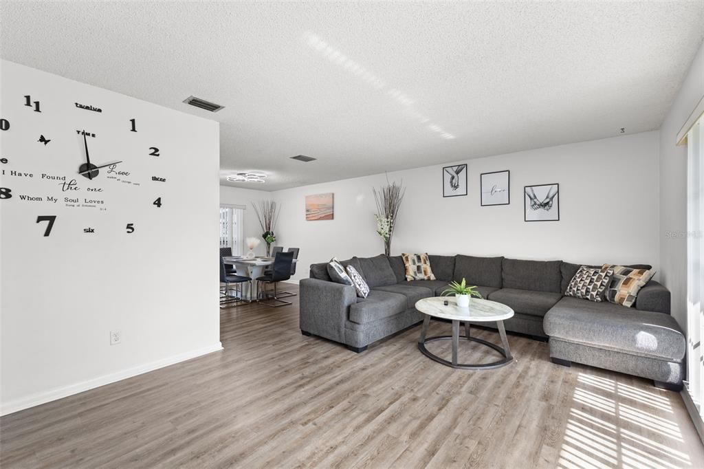 На продажу: $650,000 (4 спален, 2 ванн, 2324 Квадратных фут)