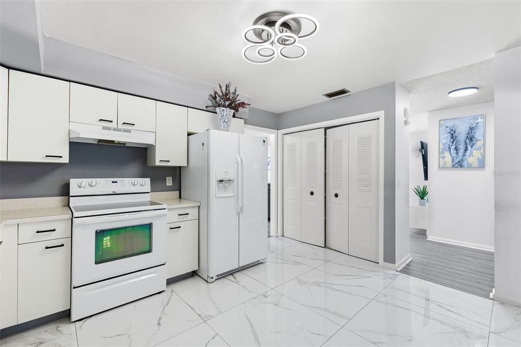 На продажу: $650,000 (4 спален, 2 ванн, 2324 Квадратных фут)