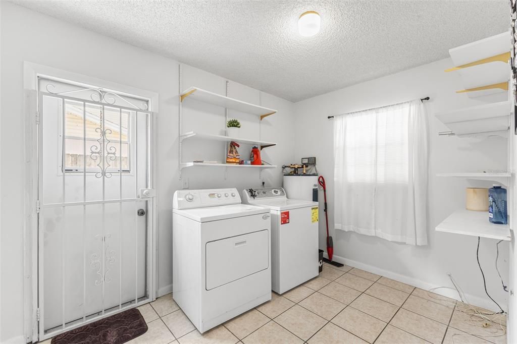 На продажу: $650,000 (4 спален, 2 ванн, 2324 Квадратных фут)