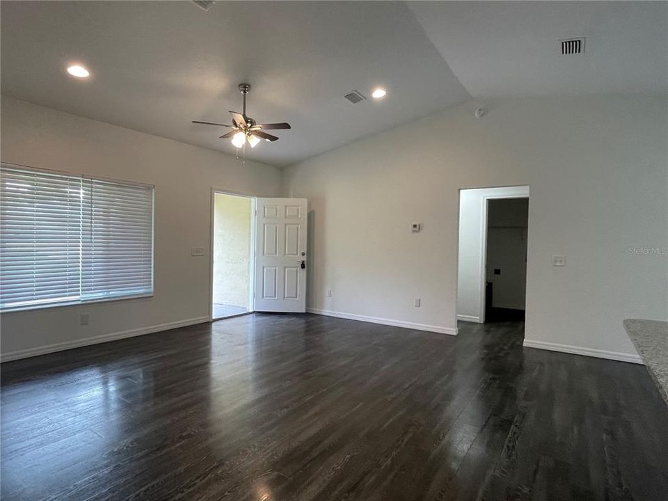 For Rent: $1,675 (3 beds, 2 baths, 1296 Square Feet)