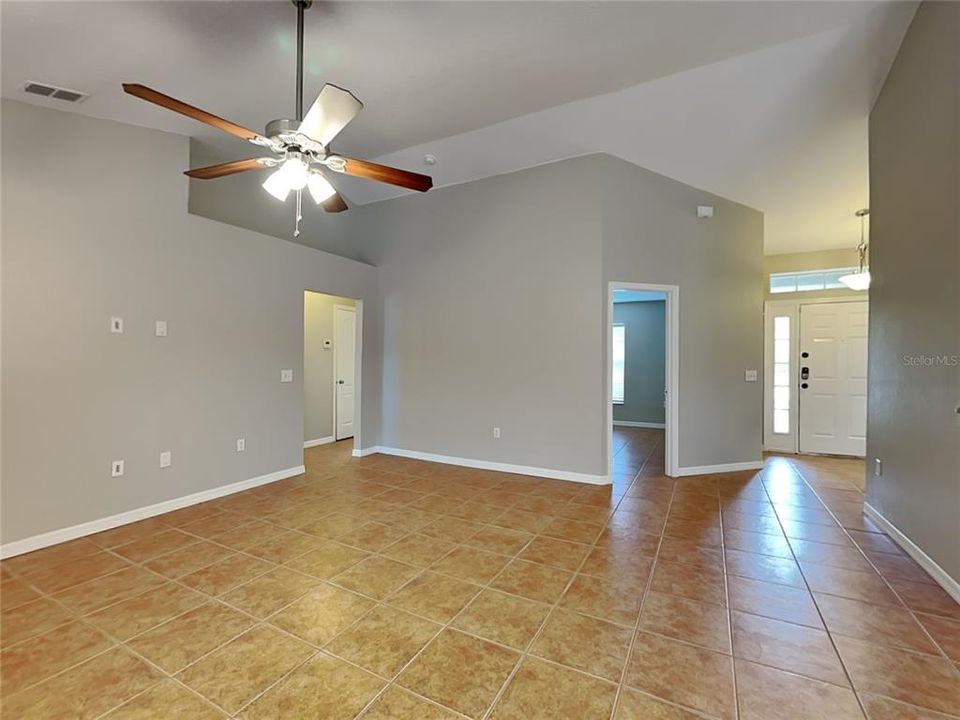 En Renta: $2,119 (4 camas, 2 baños, 1670 Pies cuadrados)