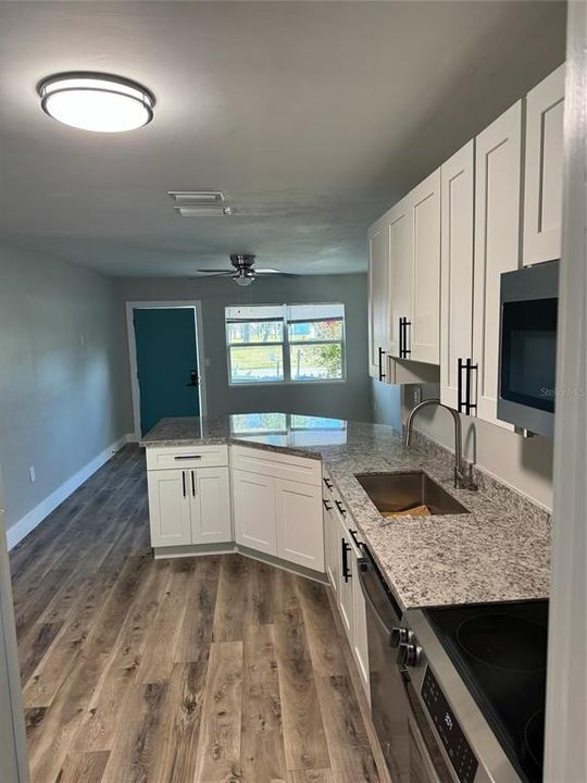 出租: $2,600 (2 贝兹, 1 浴室, 900 平方英尺)