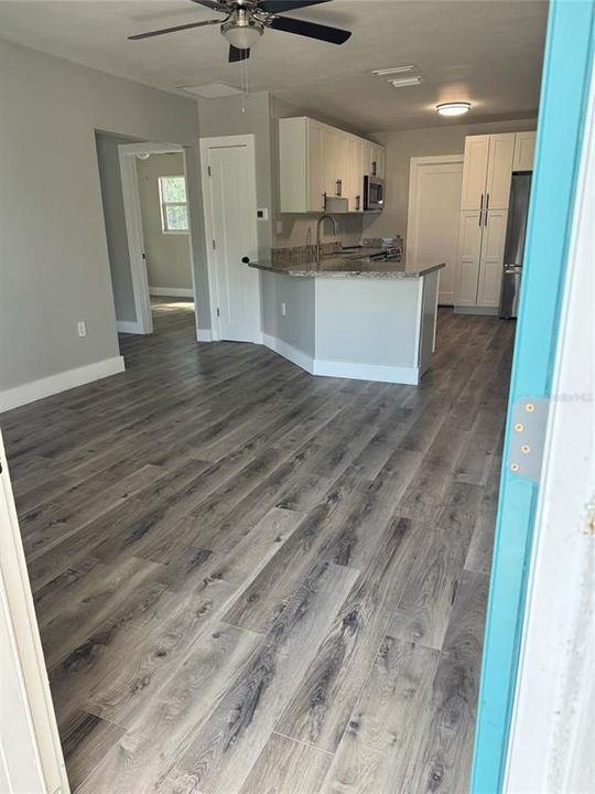 出租: $2,600 (2 贝兹, 1 浴室, 900 平方英尺)