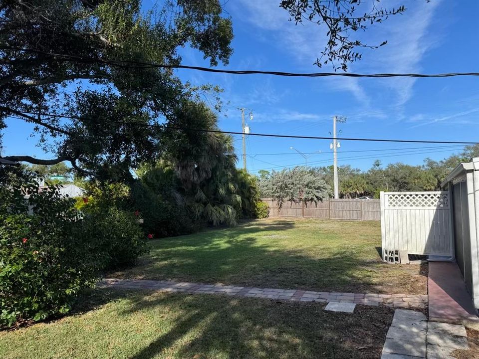 出租: $2,600 (2 贝兹, 1 浴室, 900 平方英尺)