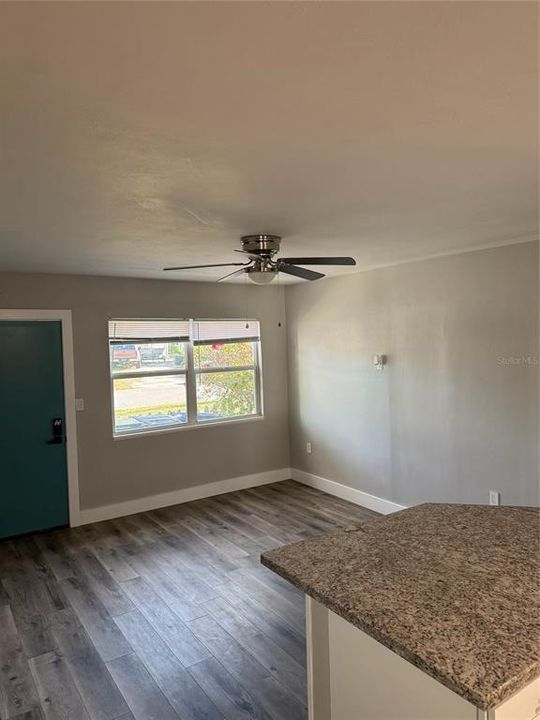 出租: $2,600 (2 贝兹, 1 浴室, 900 平方英尺)