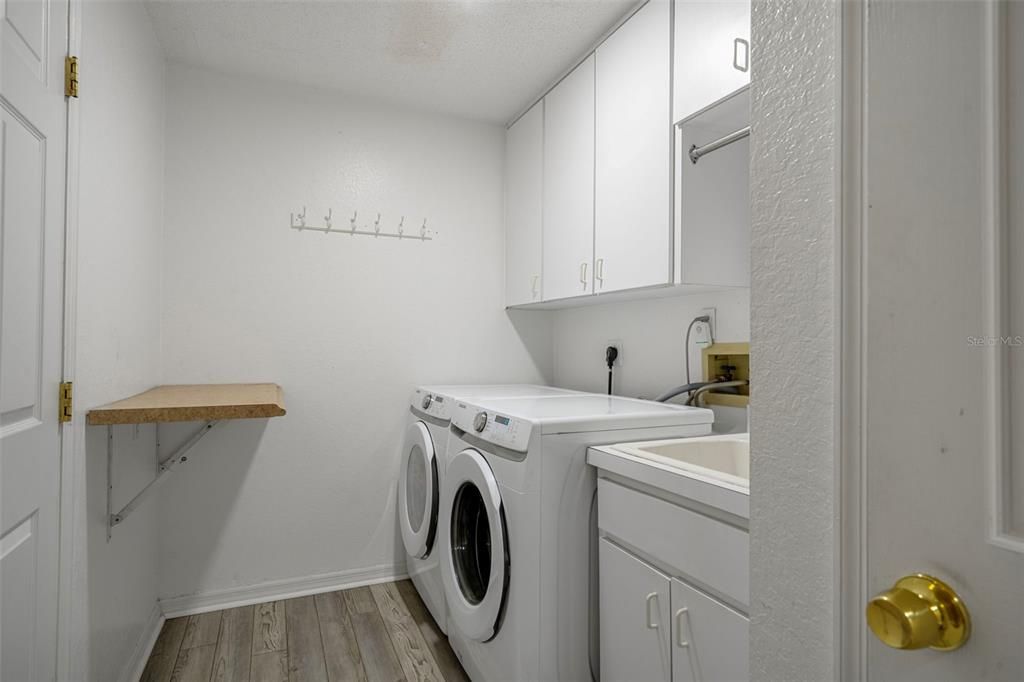 For Sale: $375,000 (3 beds, 2 baths, 1956 Square Feet)