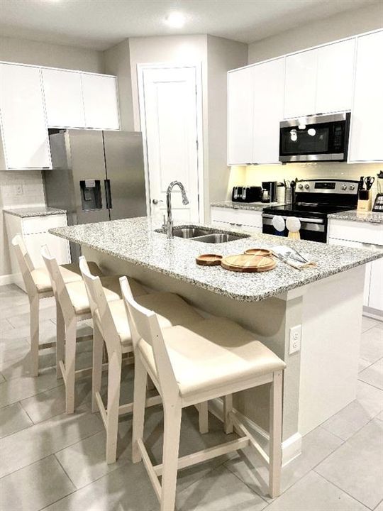 待售: $475,000 (4 贝兹, 4 浴室, 2112 平方英尺)