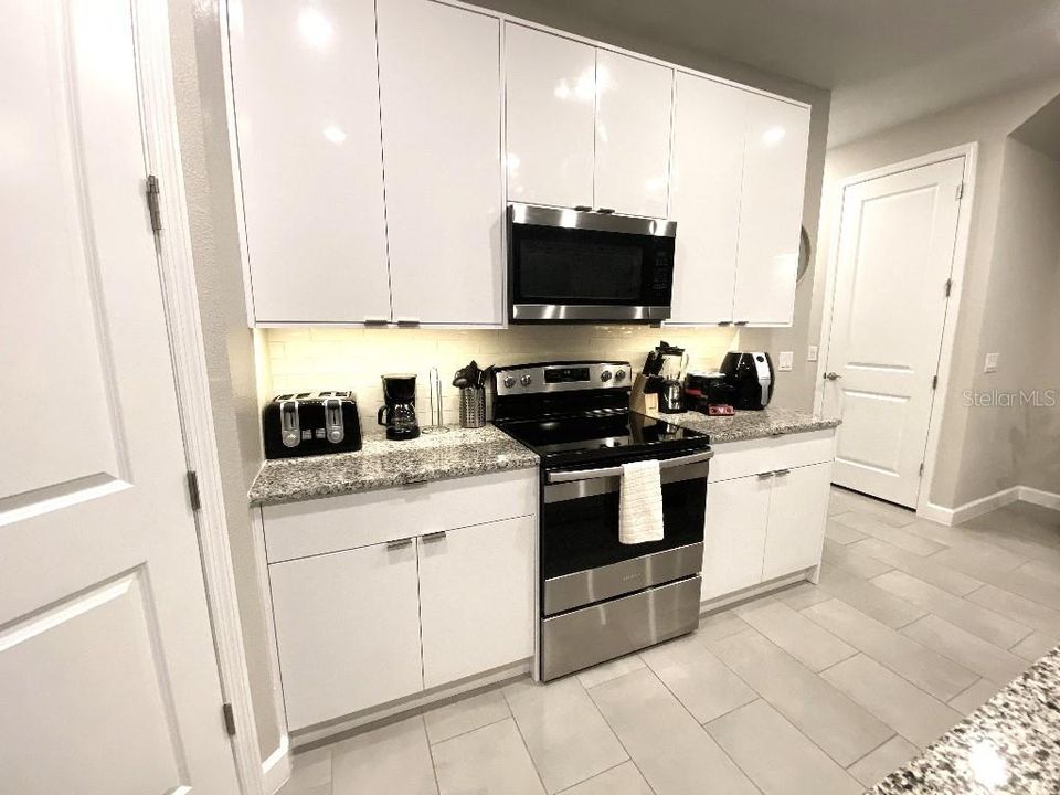 待售: $475,000 (4 贝兹, 4 浴室, 2112 平方英尺)