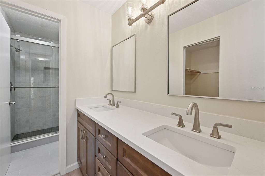 На продажу: $219,900 (2 спален, 2 ванн, 1122 Квадратных фут)