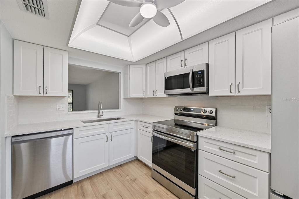 На продажу: $219,900 (2 спален, 2 ванн, 1122 Квадратных фут)