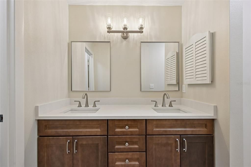 На продажу: $219,900 (2 спален, 2 ванн, 1122 Квадратных фут)