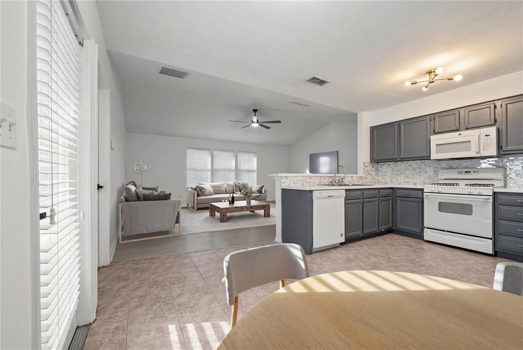 待售: $265,000 (2 贝兹, 2 浴室, 1254 平方英尺)