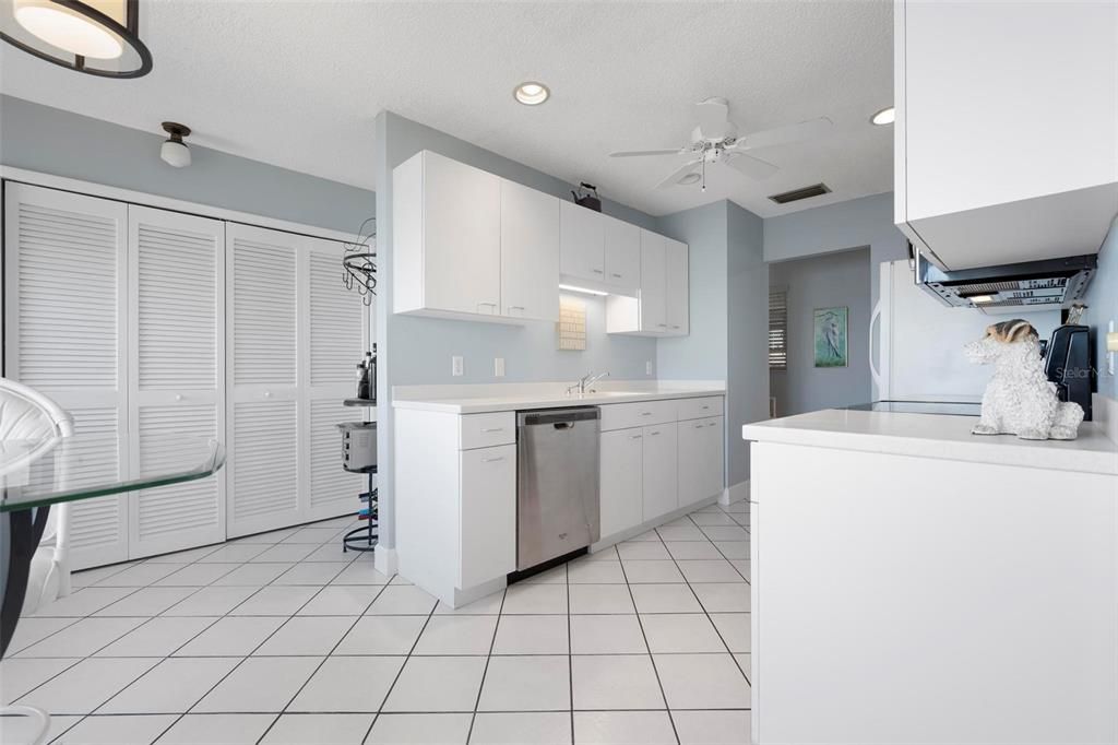 待售: $550,000 (2 贝兹, 2 浴室, 1296 平方英尺)