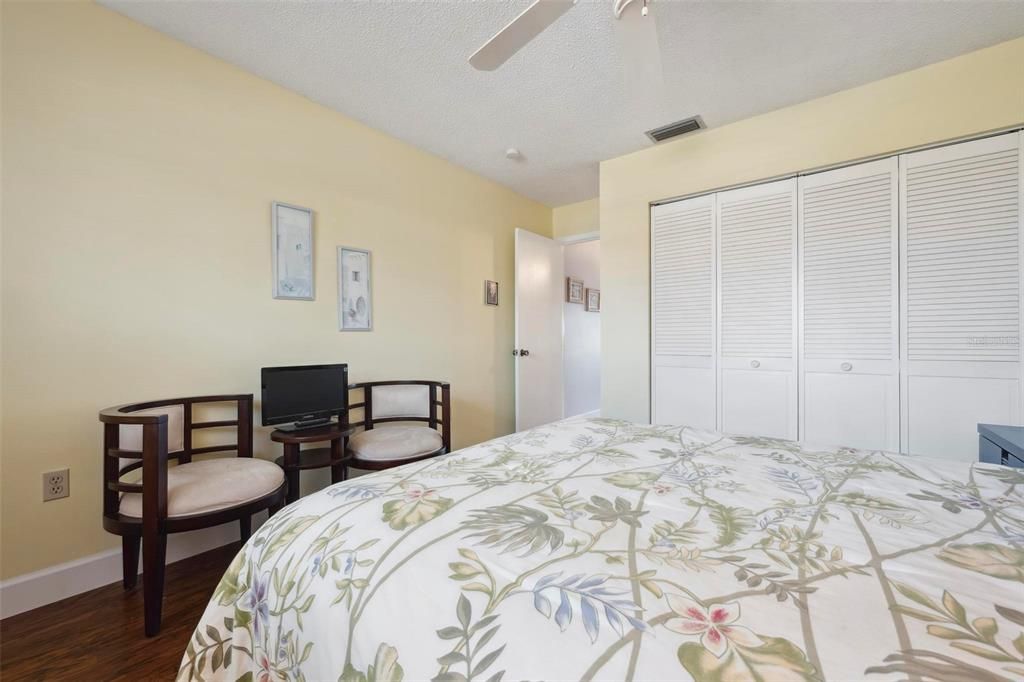 待售: $550,000 (2 贝兹, 2 浴室, 1296 平方英尺)