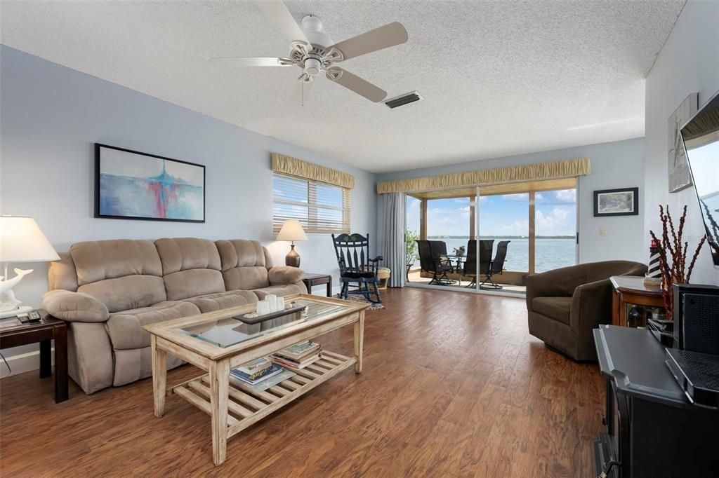 待售: $550,000 (2 贝兹, 2 浴室, 1296 平方英尺)